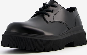 Chaussure à lacets Bershka en noir : devant