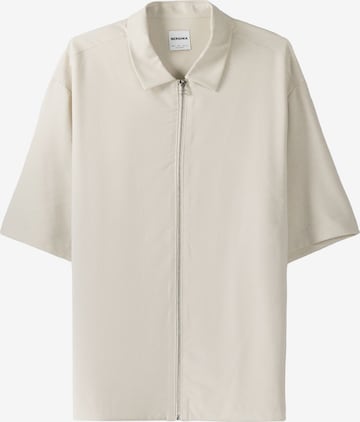 Bershka Regular fit Button Up Shirt in Beige: front