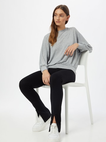 NEW LOOK T-shirt 'DEEP HEM BATWING' i grå