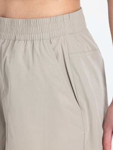 ALPHA INDUSTRIES Loose fit Cargo trousers in Beige