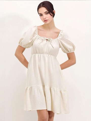 Bigdart Jurk in Beige: voorkant