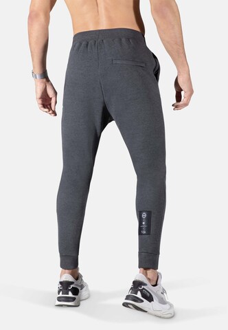 Tapered Pantaloni sportivi 'Corporate' di MOROTAI in grigio