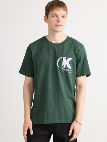 Calvin Klein T-shirt '20S' i grön: framsida