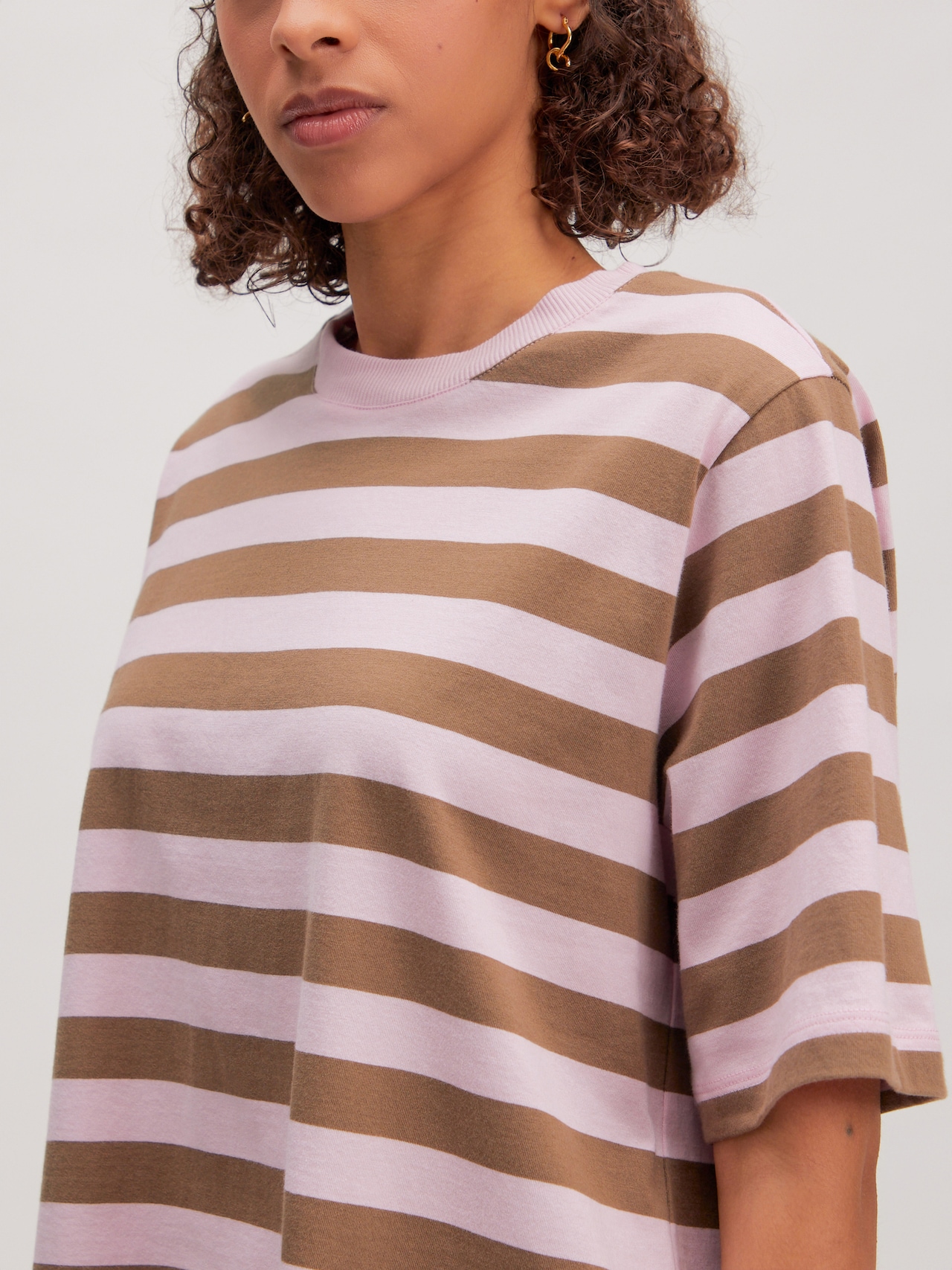 EDITED T-shirt 'Nola' marron