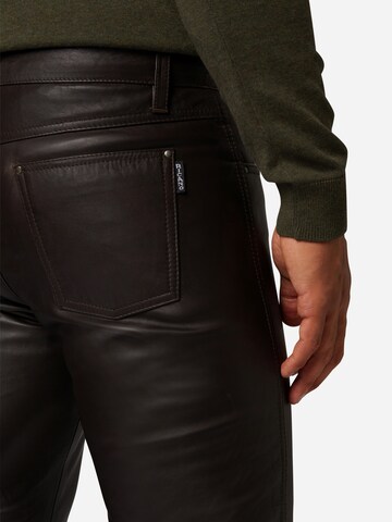 Coupe slim Pantalon 'No. 3 TR' RICANO en marron