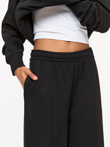 Wide leg Pantaloni di Pull&Bear in nero