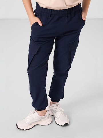 Pantalon 'TOMMY Kinder Cargo-Joggerhose' Tommy Life en bleu