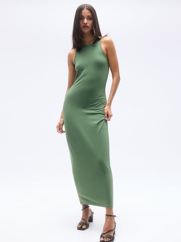 Rochie de la Pull&Bear pe verde: față