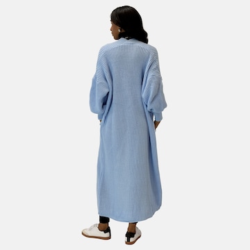 Elara Strickmantel in Blau