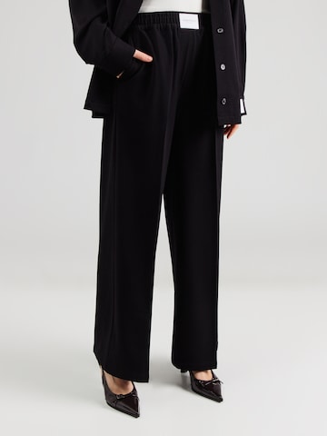 VERSTIQUE Wide leg Παντελόνι σε μαύρο: μπροστά