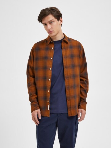 Coupe regular Chemise 'ROBIN' SELECTED HOMME en marron : devant