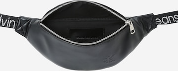 Borsetă de la Calvin Klein Jeans pe negru