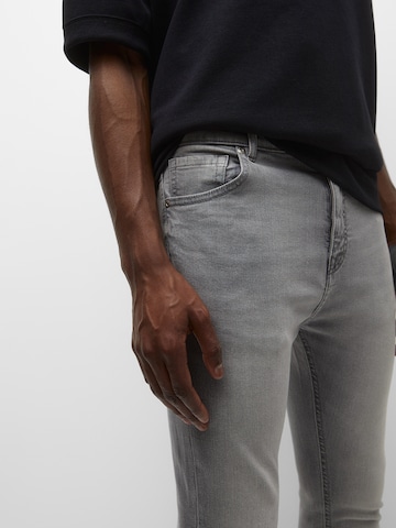 Pull&Bear Tapered Jeans i grå