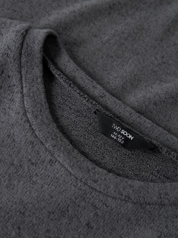 TWO SOON Pullover i grå