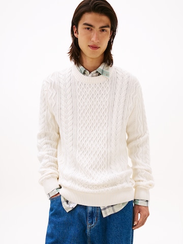 Tommy Jeans Sweater in White: front