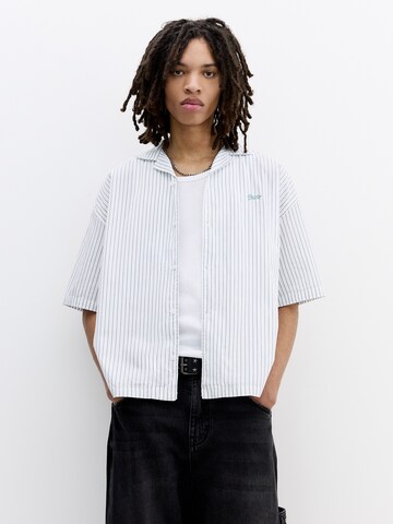 Fit confort Chemise Pull&Bear en blanc : devant