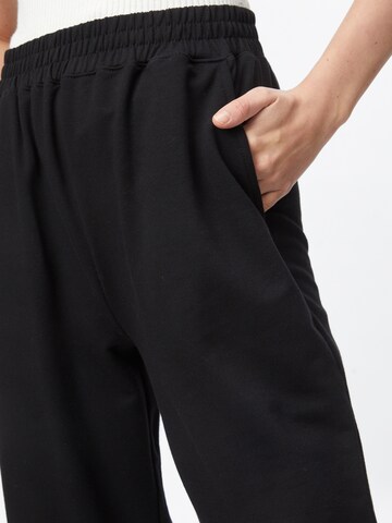 Tapered Pantaloni 'Naomi' de la ABOUT YOU pe negru