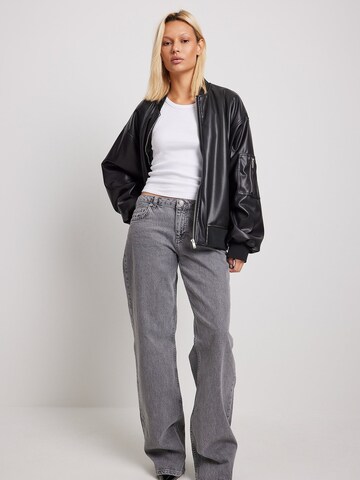 NA-KD Loose fit Jeans in Grey: front