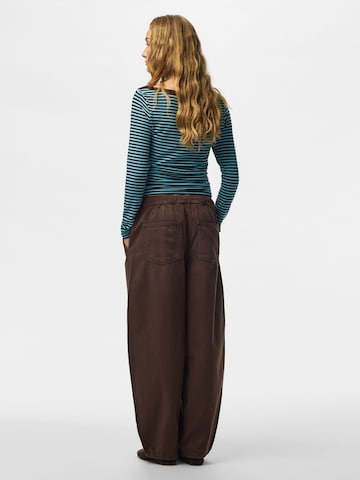PIECES Barrel Jeans 'PCSILVIA' in Braun