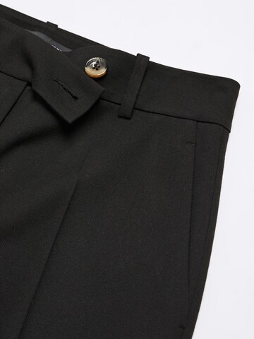 Regular Pantalon à plis 'Leo' MANGO en noir