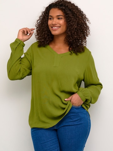 KAFFE CURVE - Blusa 'Ami' en verde: frente