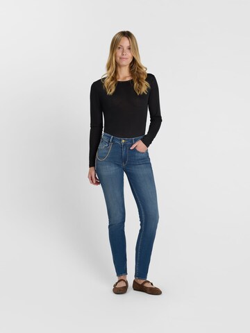 Coupe slim Jean Le Temps Des Cerises en bleu