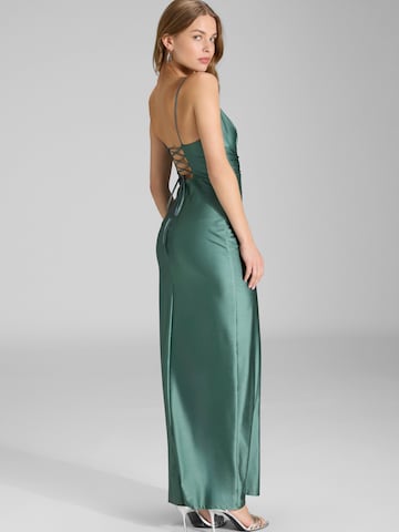 SWING Вечернее платье в Зеленый