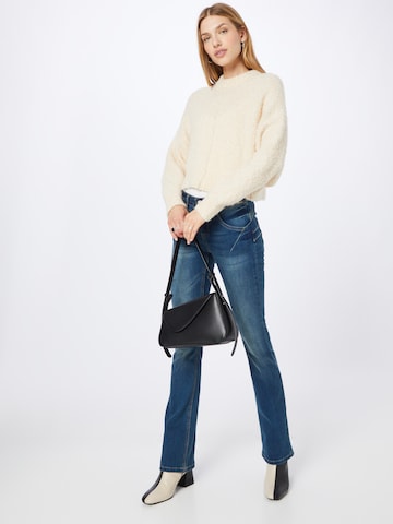 Cream Bootcut Jeans in Blau