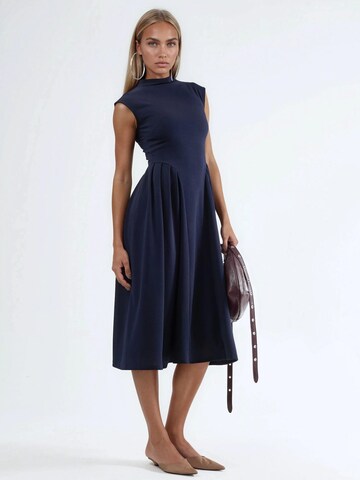 Busem Midi Kleid in Blau