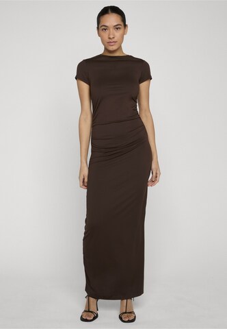 Urban Classics - Vestido em castanho: frente