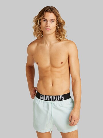 Calvin Klein Swimwear Plavecké šortky – modrá: přední strana