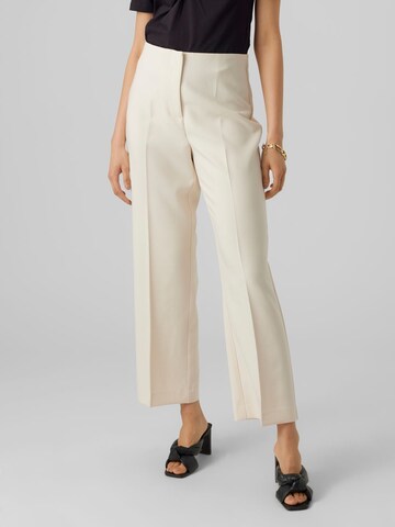 Loosefit Pantalon à plis 'Sandy' VERO MODA en beige : devant