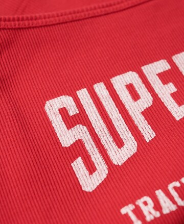 Superdry Top 'Athletic College' in Rood