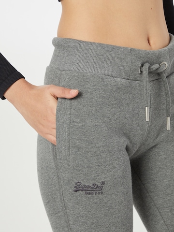 Superdry Zúžený strih Nohavice - Sivá