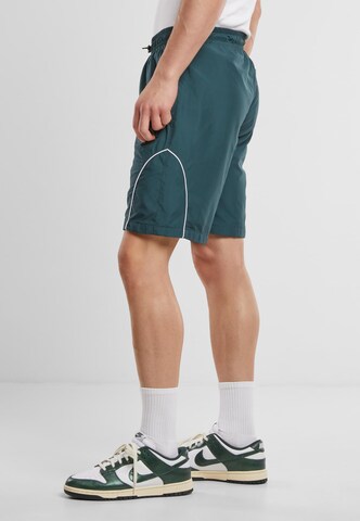 Urban Classics Regular Shorts in Grün