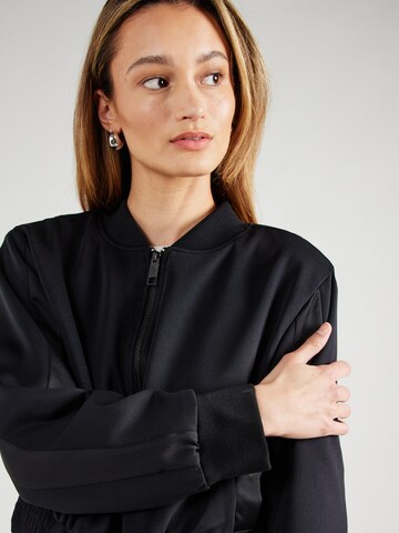 DKNY Φθινοπωρινό και ανοιξιάτικο μπουφάν σε μαύρο