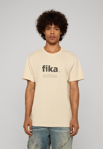 Mister Tee T-Shirt 'Fika Definition' in Beige: Vorderseite