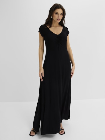 Rochie de la bonprix pe negru: față