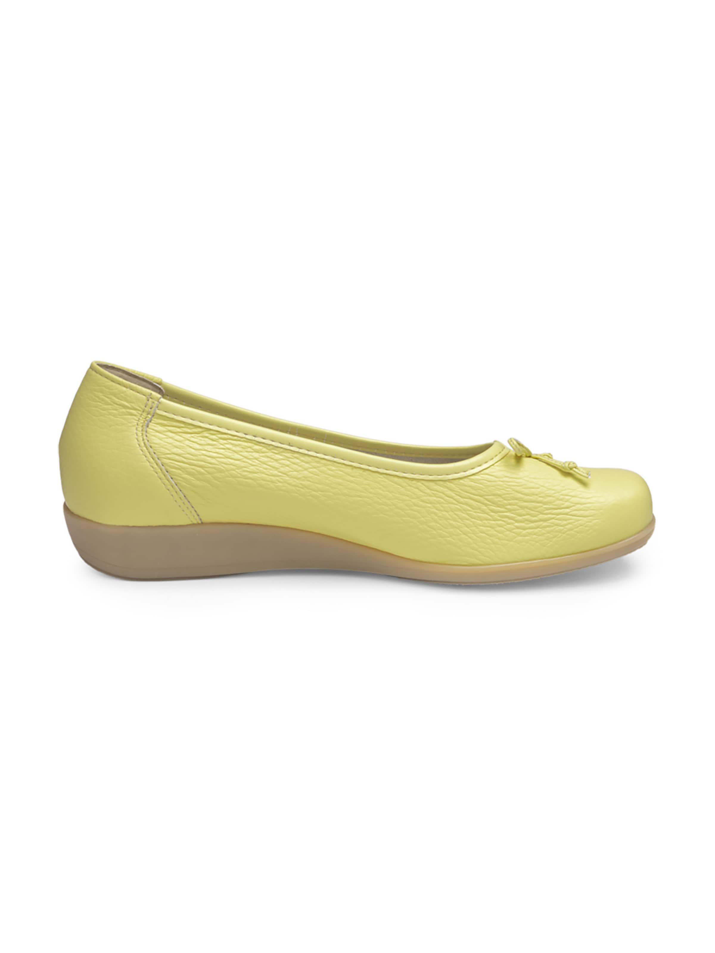 VITAFORM Ballet Flats in Yellow