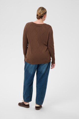 KAFFE CURVE Sweter 'Lizzy' w kolorze brązowy