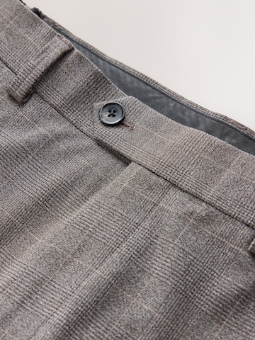 Slimfit Pantaloni con piega frontale 'Motionflex' di Next in marrone