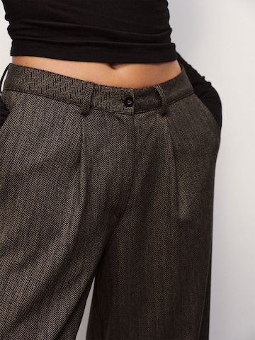 RÆRE by Lorena Rae Loosefit Παντελόνι πλισέ σε καφέ