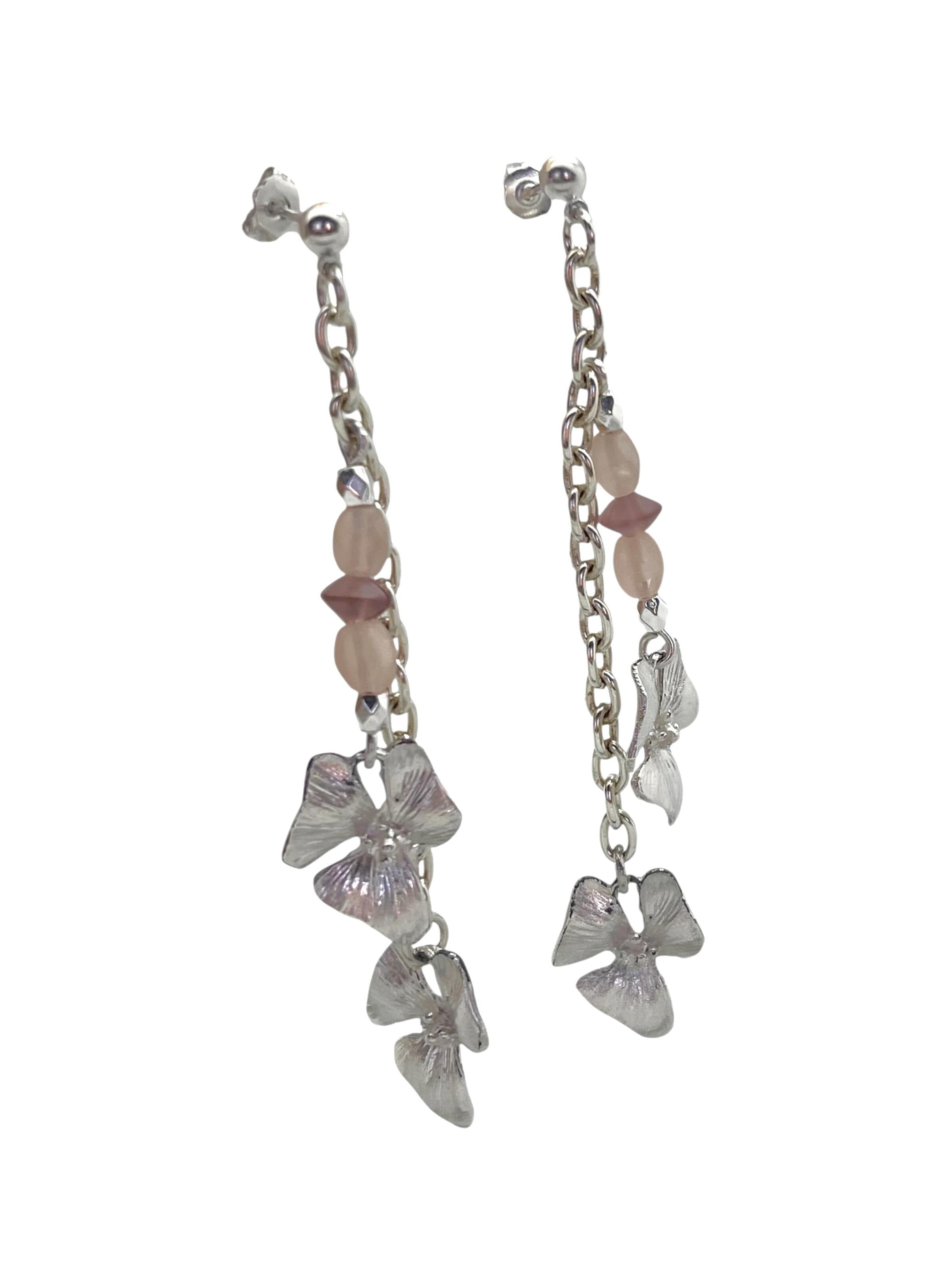 Gloria Mago Ohrringe 'Romantic double flower pendant, silver, 10µ drop, pink'‌‌‌ in Pink: Vorderseite