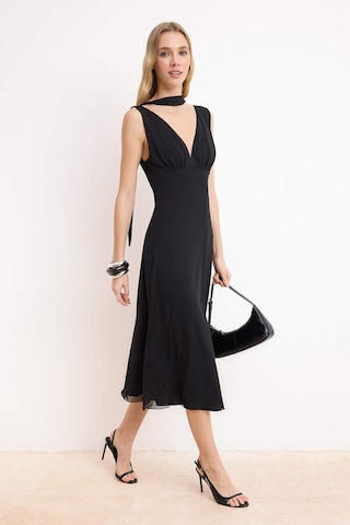 Trendyol - Vestido de gala en negro: frente
