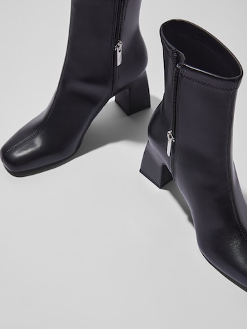 Bershka Stiefel in Schwarz