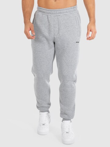 Effilé Pantalon 'Viktor' Smilodox en gris : devant