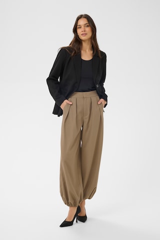 Kaffe Tapered Bukser med lægfolder 'KAJasmine' i beige