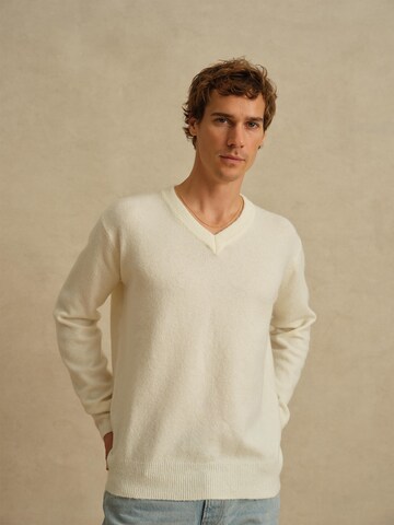 DAN FOX APPAREL Свитер 'Bela' в Белый: спереди