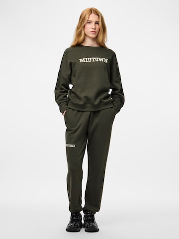 PIECES Zúžený strih Nohavice 'PCRISSO' - Zelená