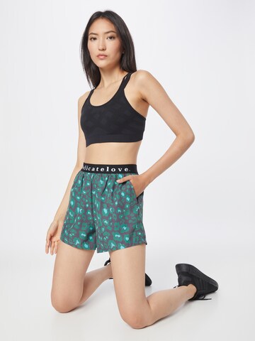 DELICATELOVE Regular Sportshorts 'MASHA' in Grau